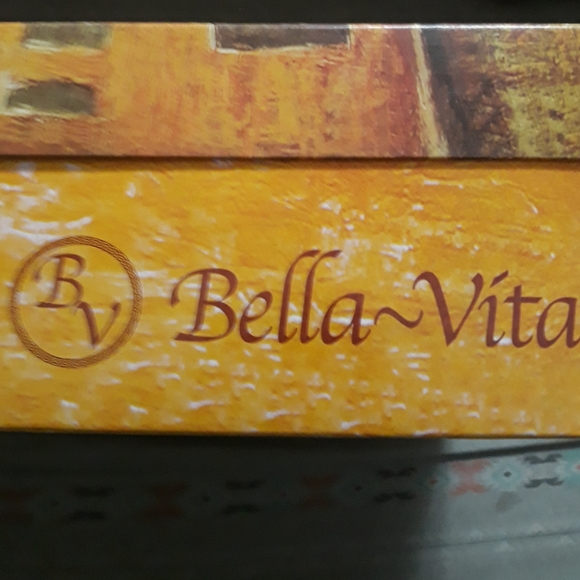 Like New in Box Bella Vita Lottie Chelsea Boot in a 9.5M - Picture 8 of 9